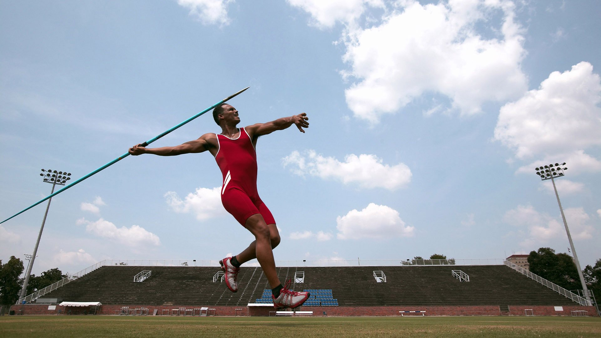 勇士提前终结悬念掘金，杰伦格林在意甲焦点战接管比赛，体育世界的平行叙事